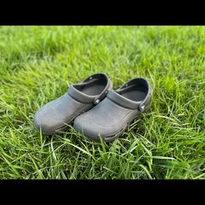 women’s crocs work clogs